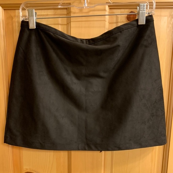 Cute juicy couture skirt, new, never worn! Has zippers on each side of the front - Picture 2 of 4